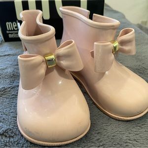 Mini Melissa boots! has some stain and scratches!